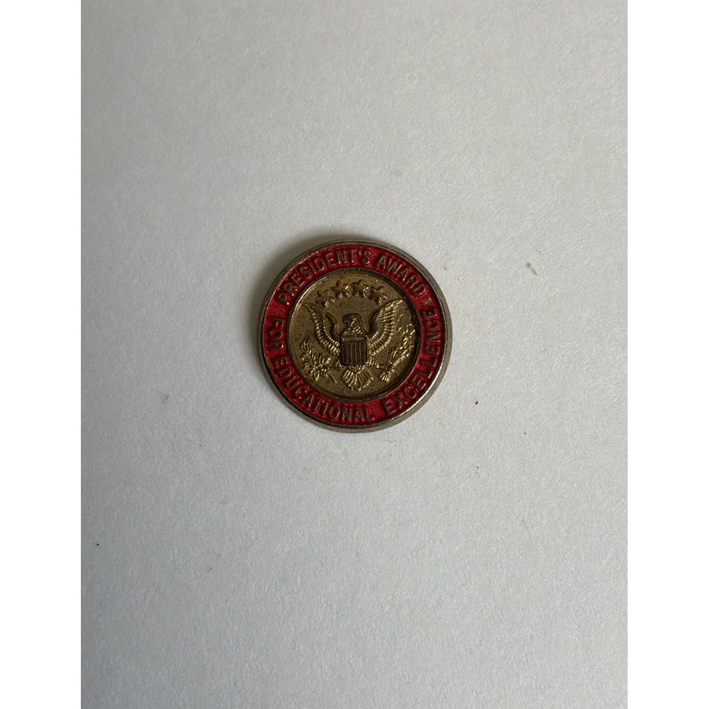 Presidents Award For Educational Excellence Lapel Pin Hat Pinback Gold Red